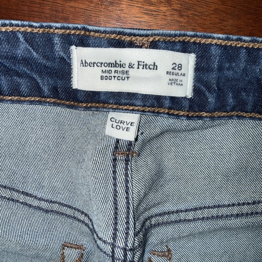 Abercrombie & Fitch Women's Mid Rise Wide Bootcut Curve Love Size 28R Dark Wash - Picture 3 of 5